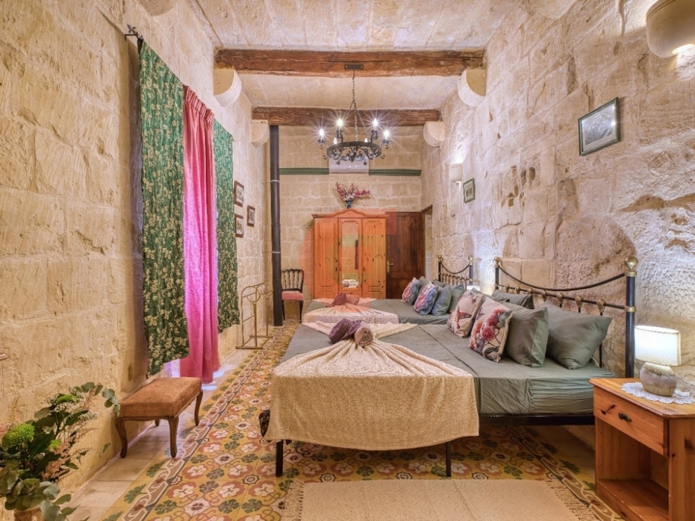 70c708e4-25d2-4626-9867-1a1caf25268f